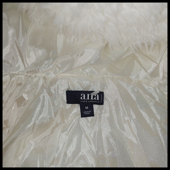 ana Fluffy White Vest, Roomy Medium - Picture 4 of 5